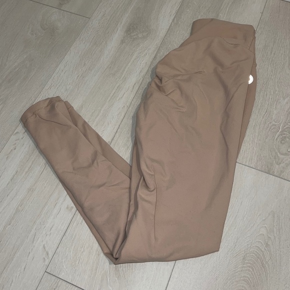 NEW Dtina’s Boutique Beige Workout Leggings – Butt Scrunch - Picture 1 of 3